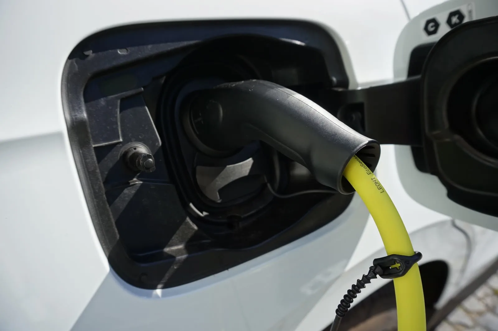 E-Auto lädt an einer Wallbox in Leipzig