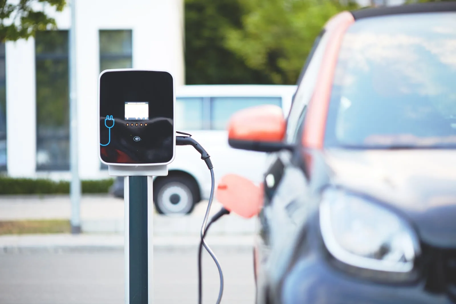 Elektroauto lädt an einer Wallbox in Leipzig