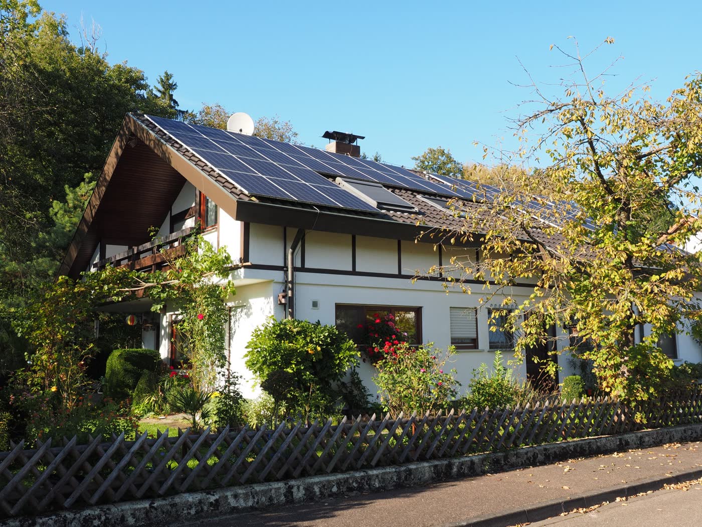 Photovoltaikanlage auf Einfamilienhaus – Elektrotechnik Paulick Leipzig